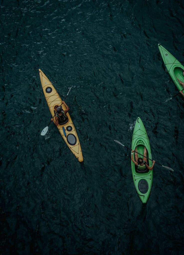 Canoe sportive sul fiume