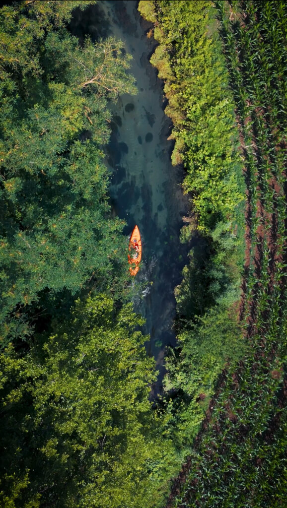 Canoa vista dall'alto sul fiume cavata